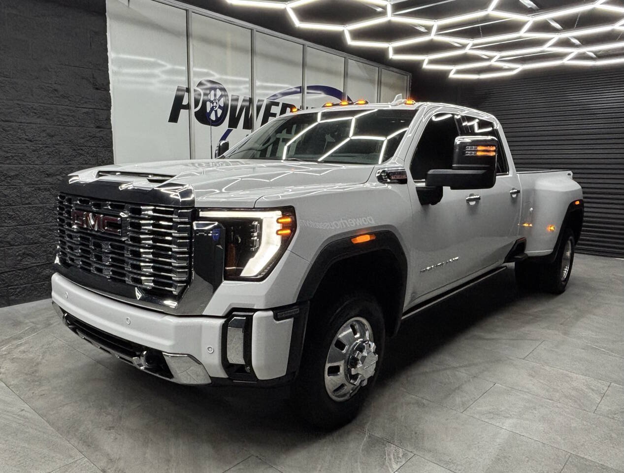 Used 2025 GMC Sierra 3500 Denali w/ Denali Reserve Package AWD/4WD image 5