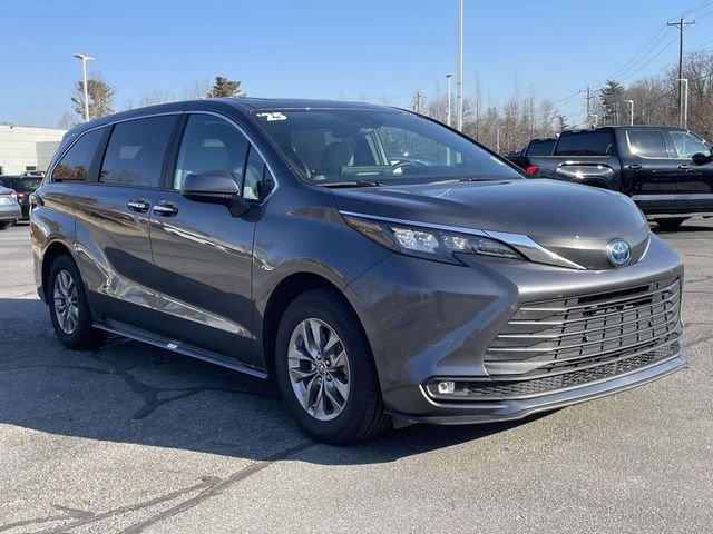 Used 2025 Toyota Sienna XLE image 7