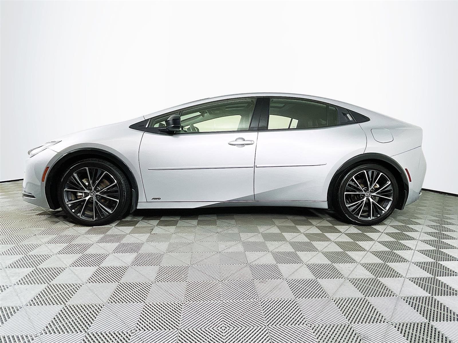 Used 2024 Toyota Prius XLE image 4