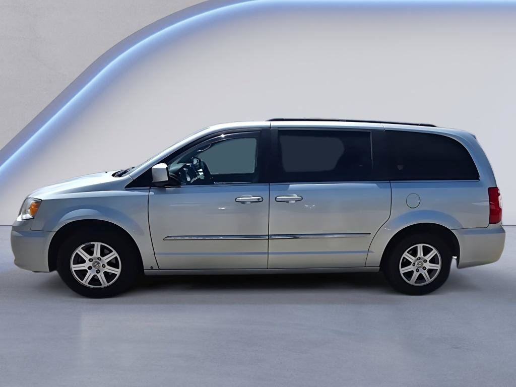 Used 2011 Chrysler Town & Country Touring FWD image 2