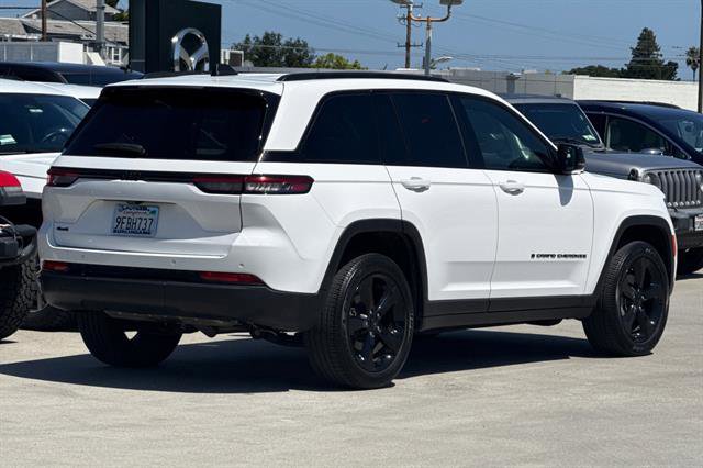 Used 2023 Jeep Grand Cherokee Altitude AWD/4WD image 3