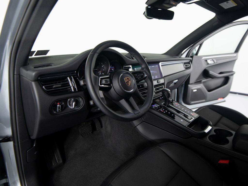 Certified 2025 Porsche Macan AWD/4WD image 16