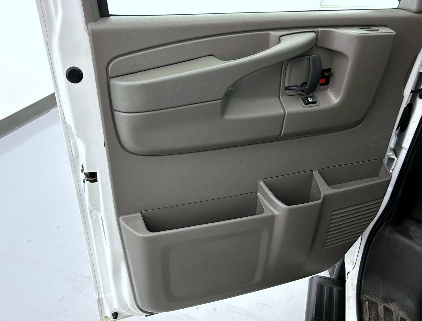 Used 2015 Chevrolet Express 3500 LT w/ LT Preferred Equipment Group RWD image 9