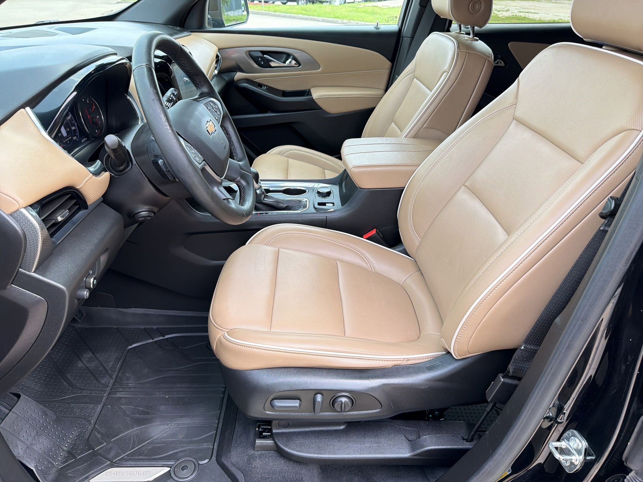 Used 2023 Chevrolet Traverse Premier FWD image 5