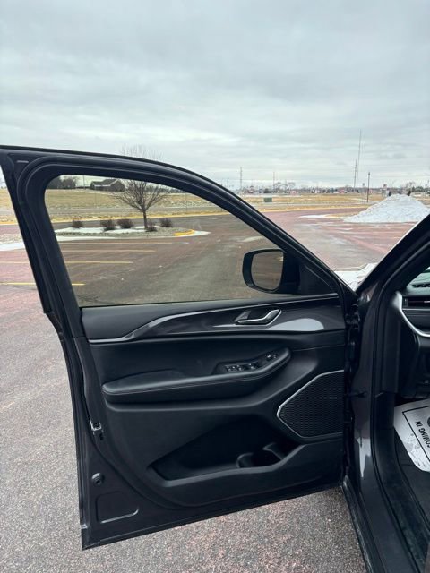 Used 2022 Jeep Grand Cherokee Altitude image 4