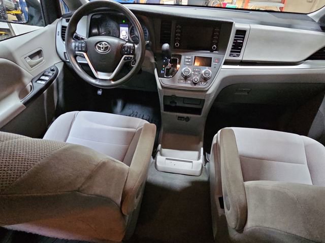 Used 2020 Toyota Sienna L image 18