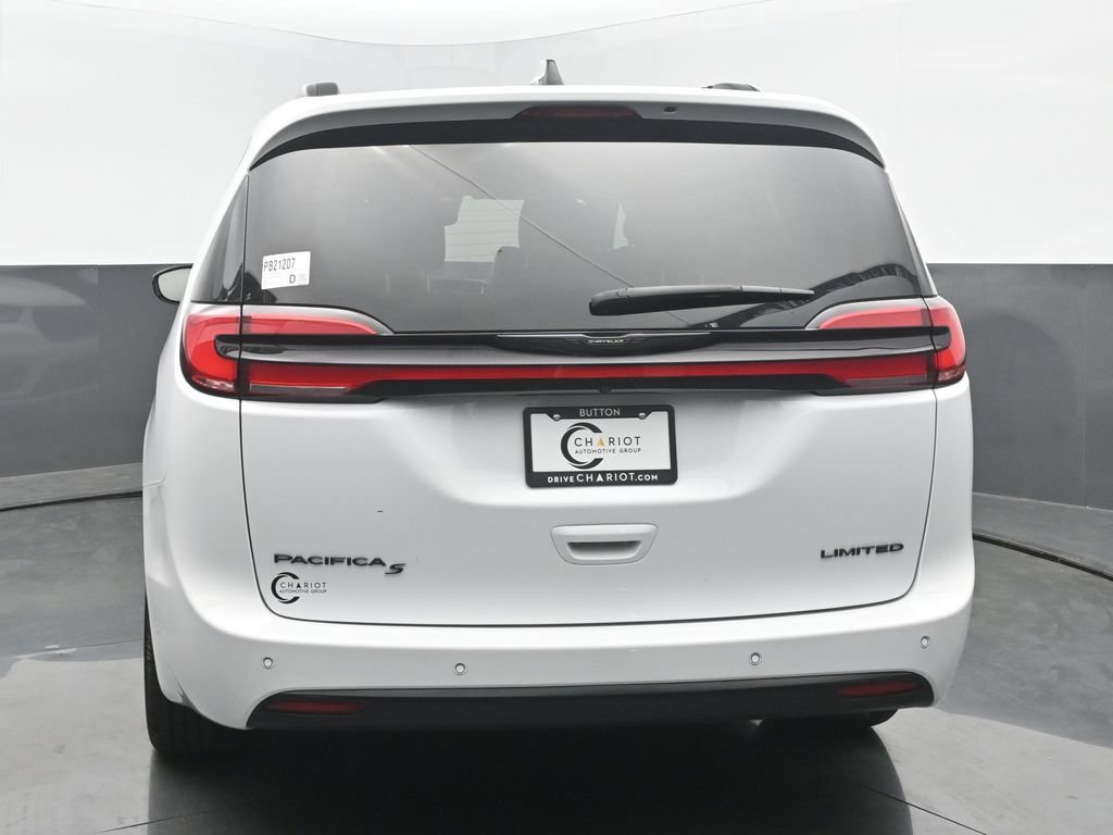 Used 2025 Chrysler Pacifica Limited FWD image 5