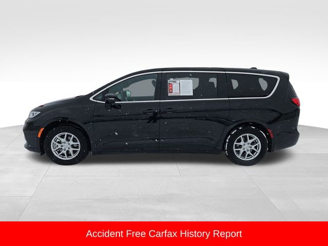 Used 2025 Chrysler Pacifica Select image 4