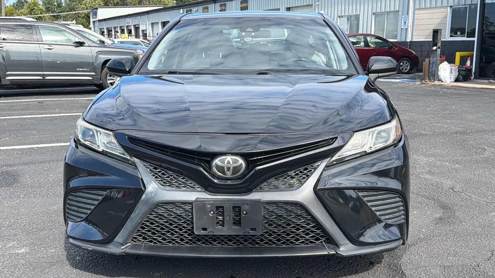 Used 2018 Toyota Camry SE FWD image 2