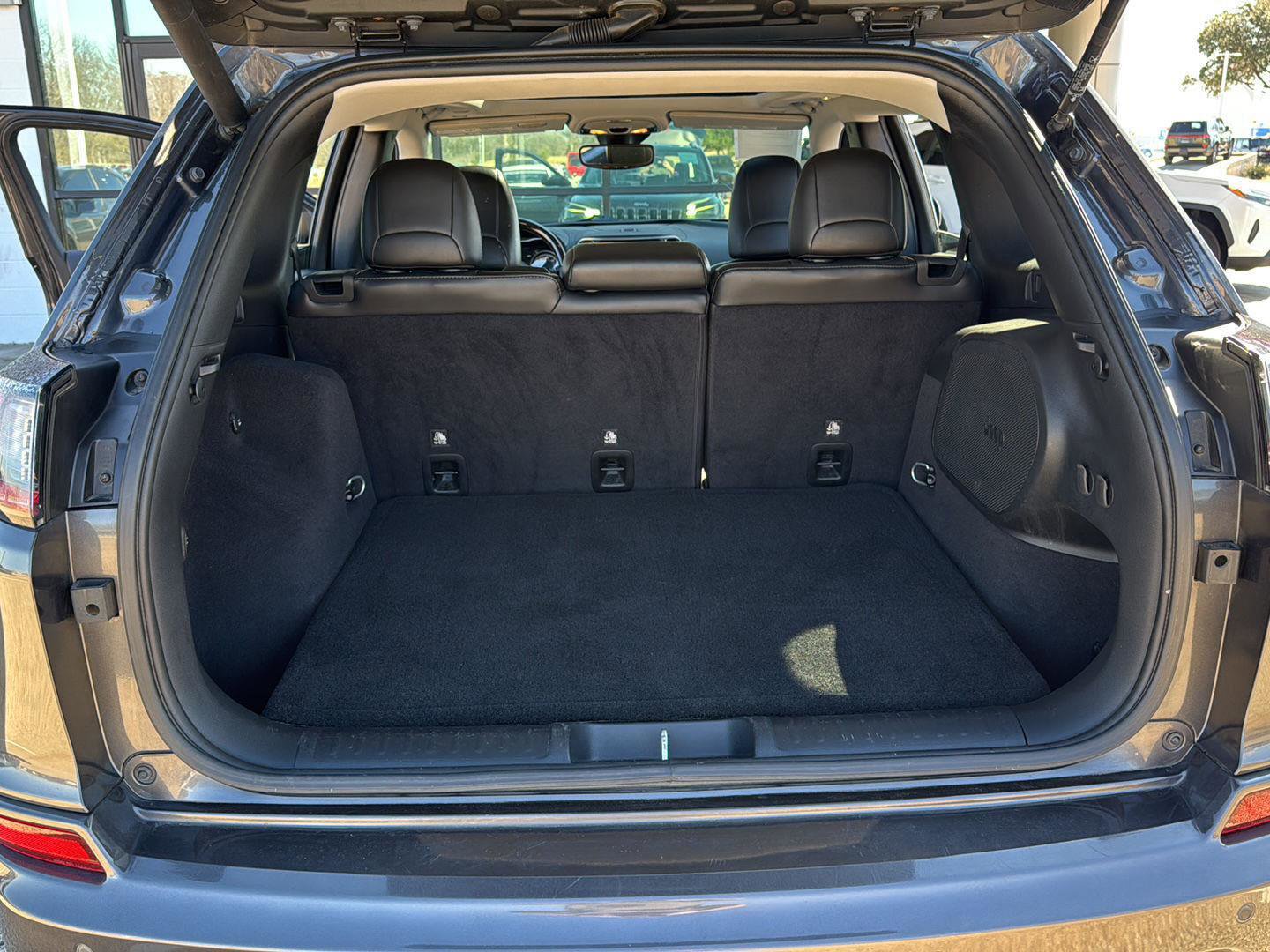 Used 2019 Jeep Cherokee Overland w/ Technology Group image 13