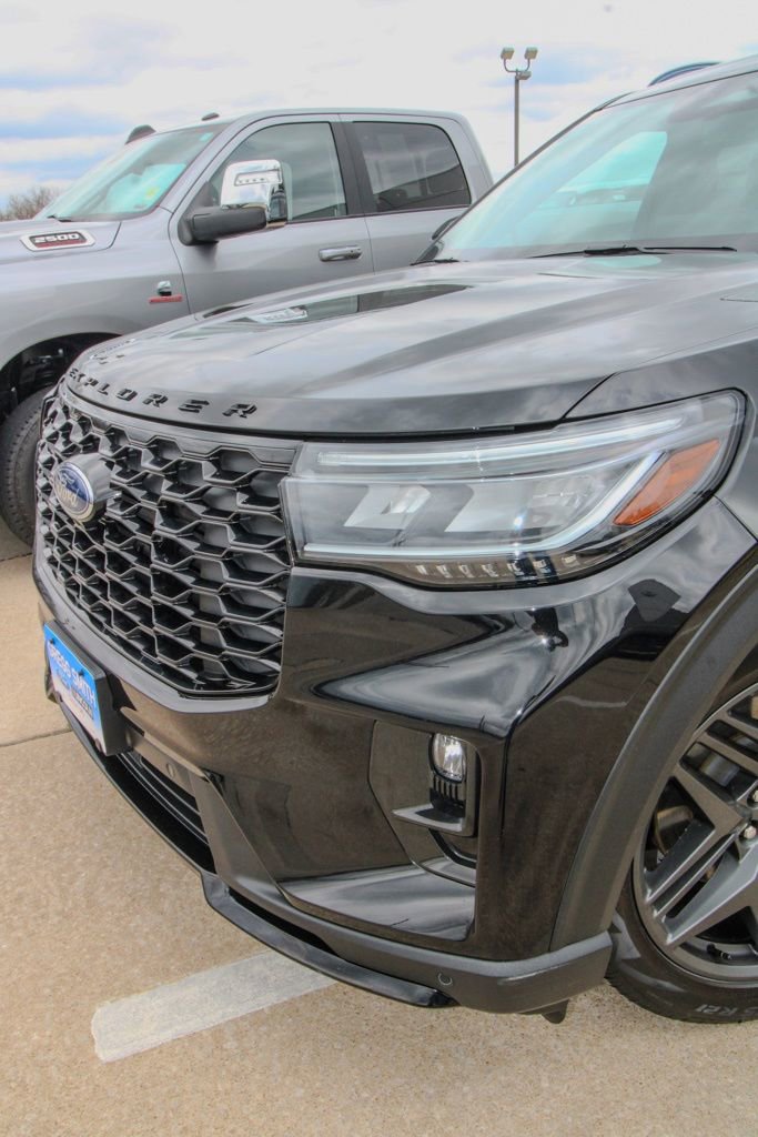 Used 2025 Ford Explorer ST-Line w/ Premium Package image 7