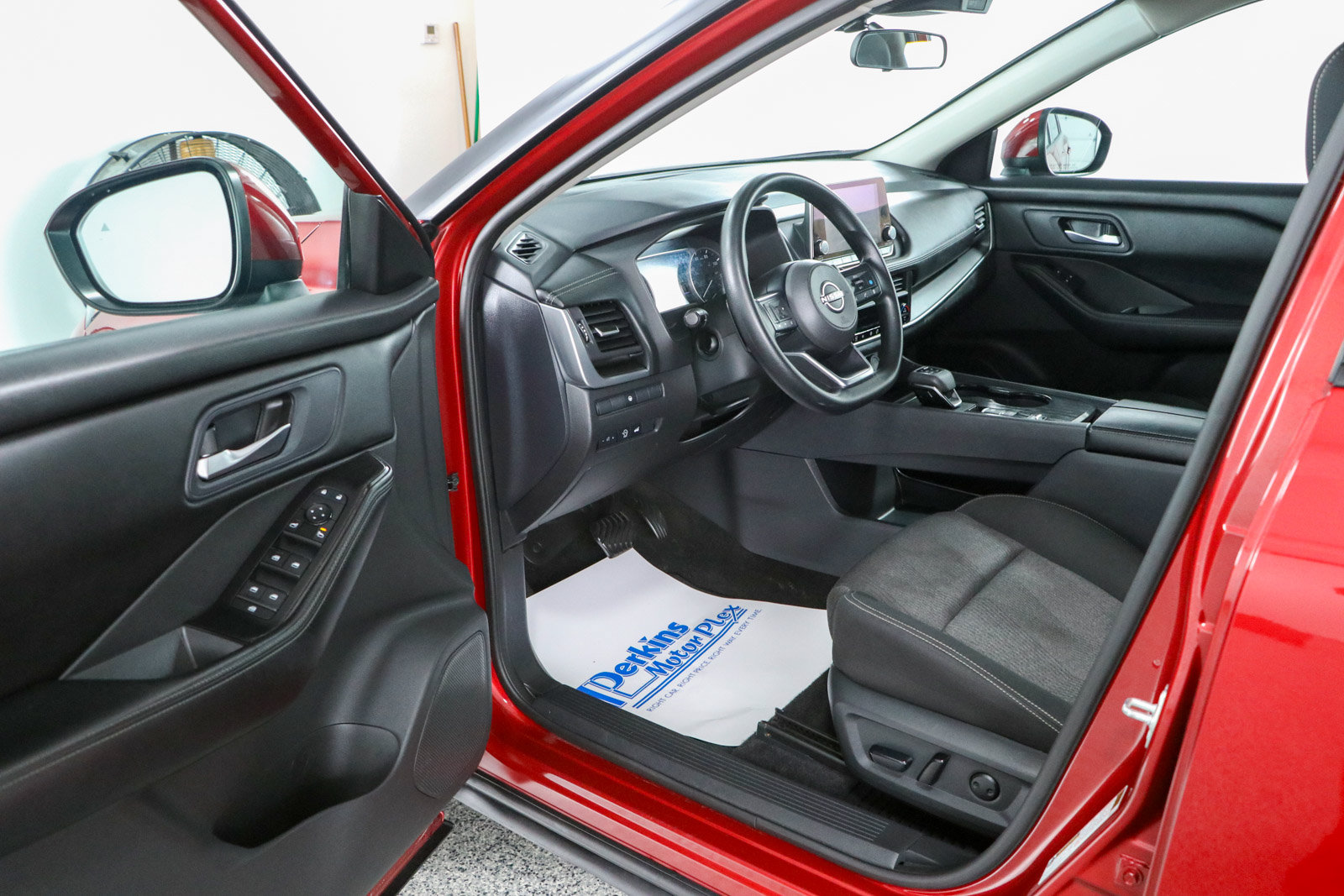 Used 2024 Nissan Rogue SV FWD image 3