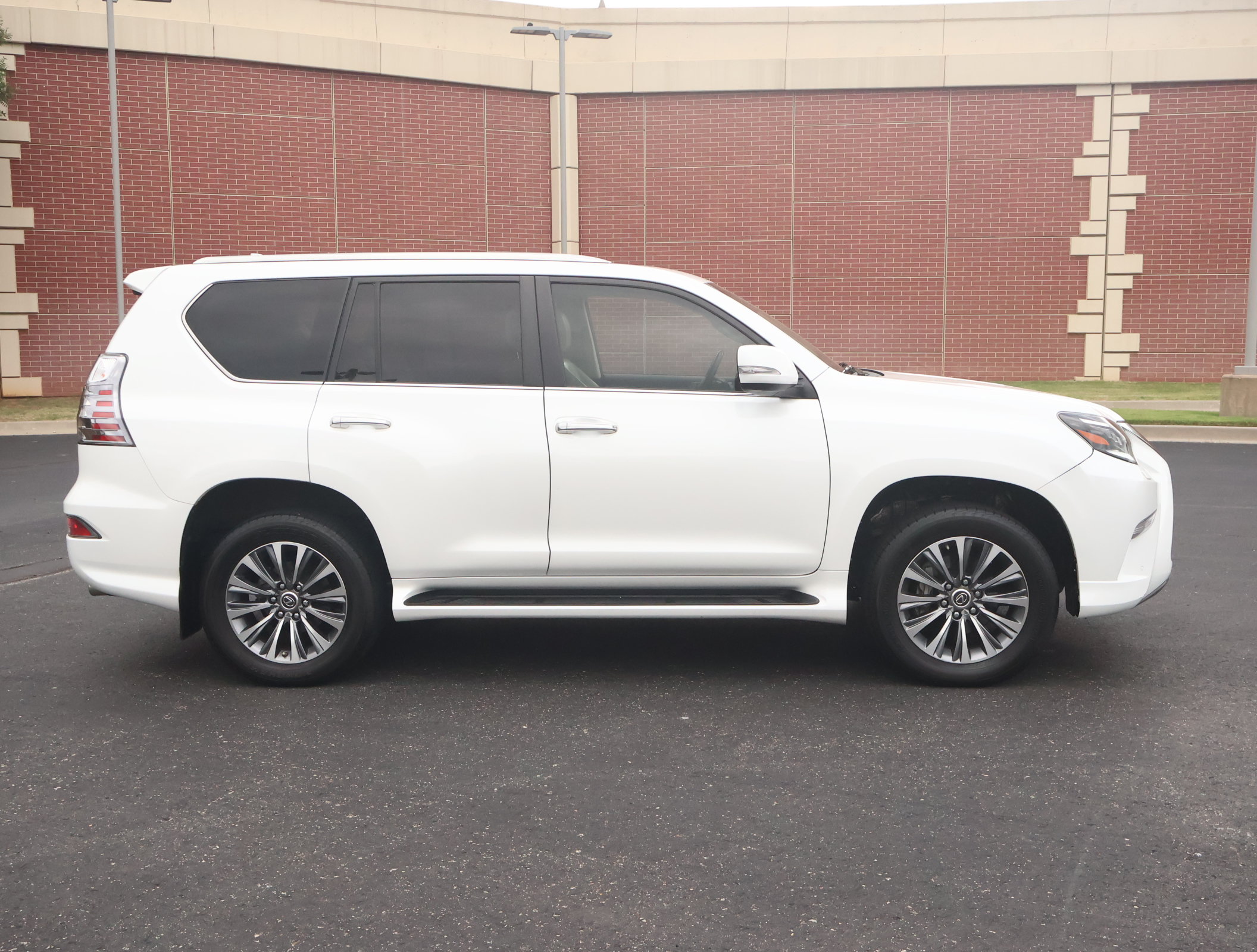 Used 2021 Lexus GX 460 Luxury w/ Off Road Package AWD/4WD image 37