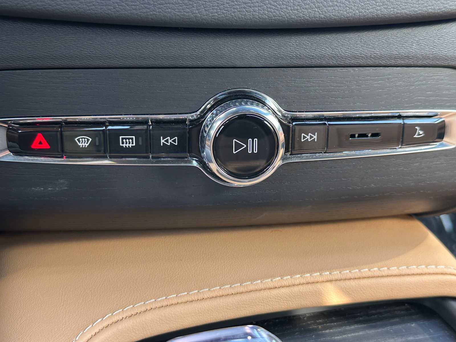 Used 2025 Volvo XC90 B6 Ultra w/ Lounge Package image 38