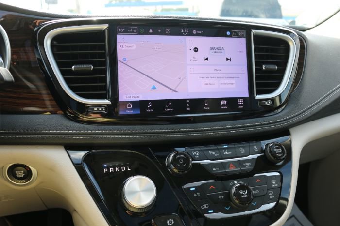 Used 2022 Chrysler Pacifica Limited w/ Uconnect Theater Family Group image 5