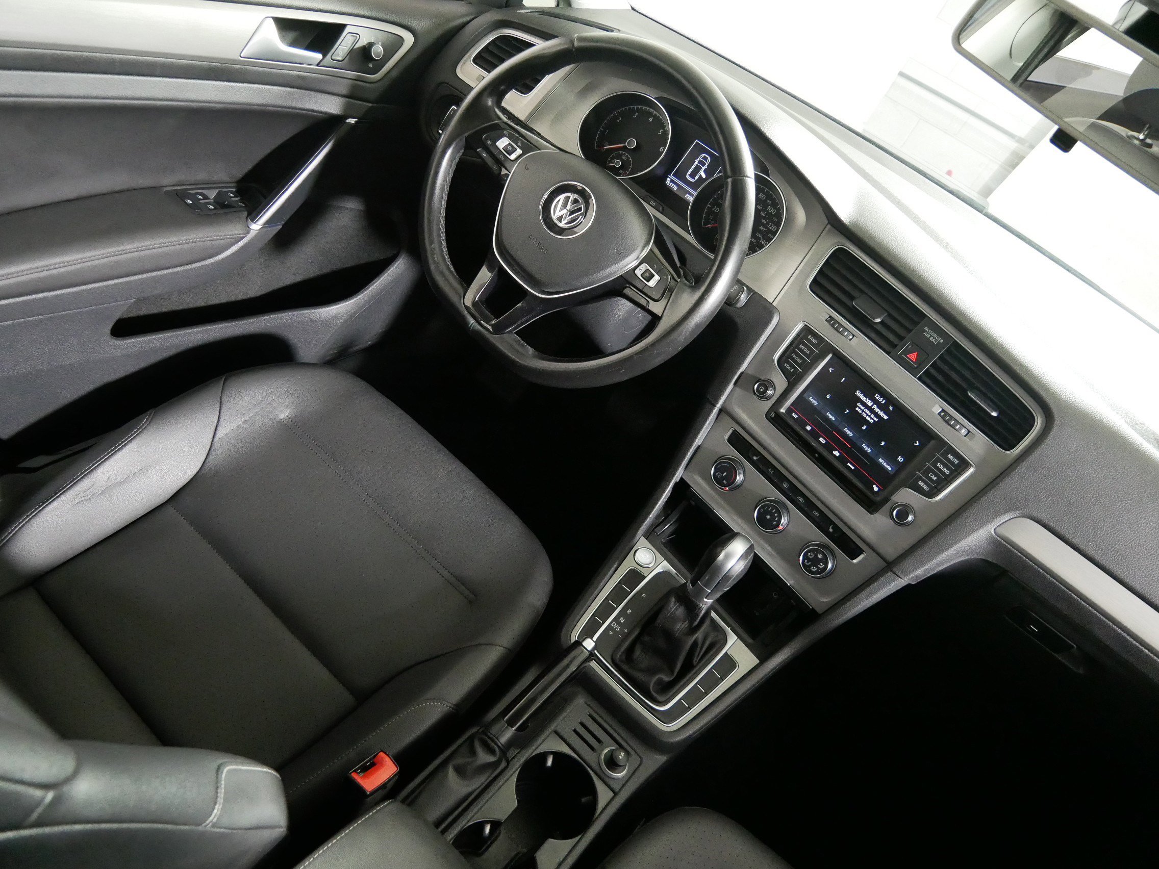 Used 2016 Volkswagen Golf Limited Edition image 9