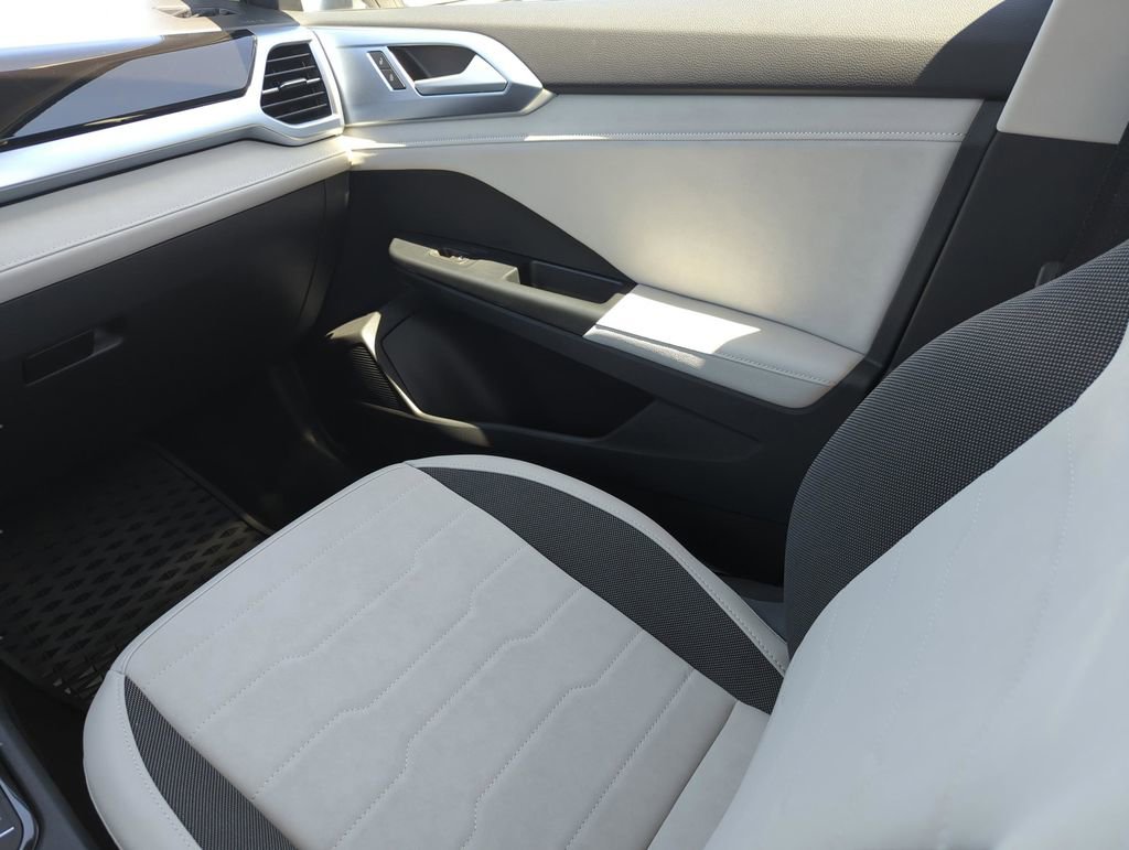 Used 2025 Volkswagen Taos SE w/ Panoramic Sunroof Package FWD image 23