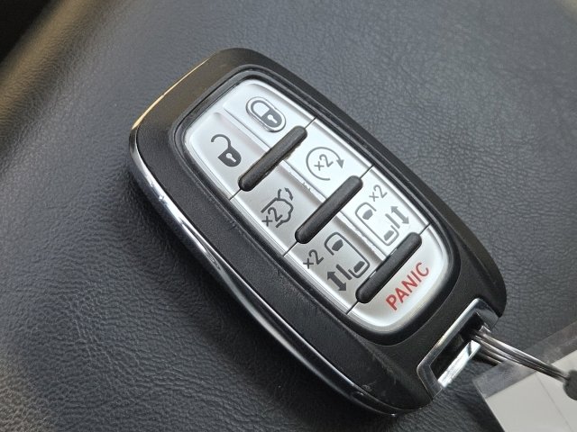 Used 2023 Chrysler Pacifica Touring-L FWD image 22