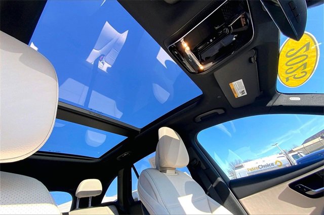 Used 2025 Mercedes-Benz GLC 350e 4MATIC image 11