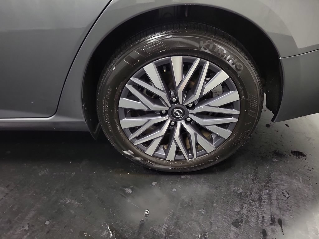 Used 2025 Nissan Altima 2.5 SV FWD image 11