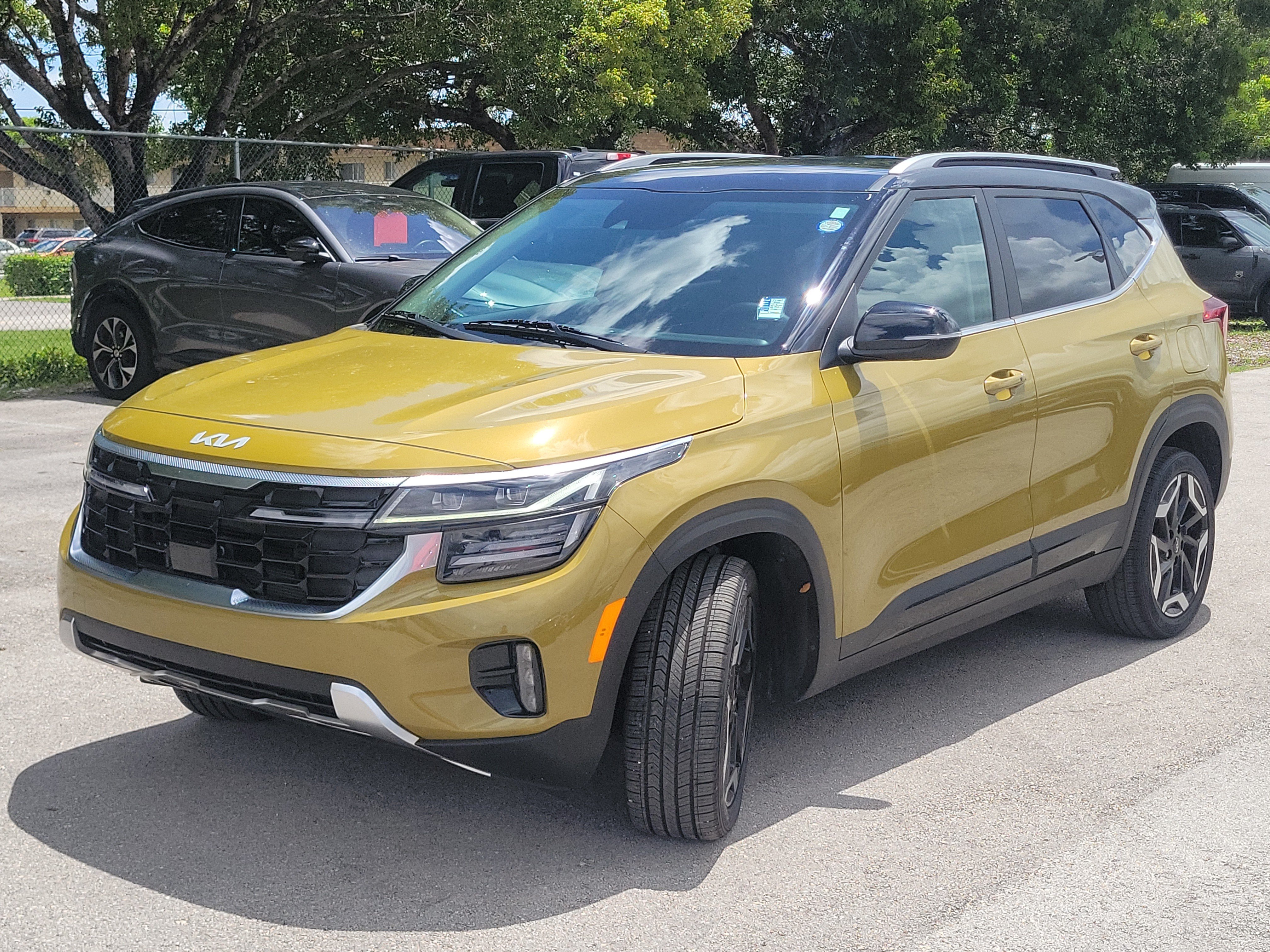 Used 2024 Kia Seltos SX AWD/4WD image 1