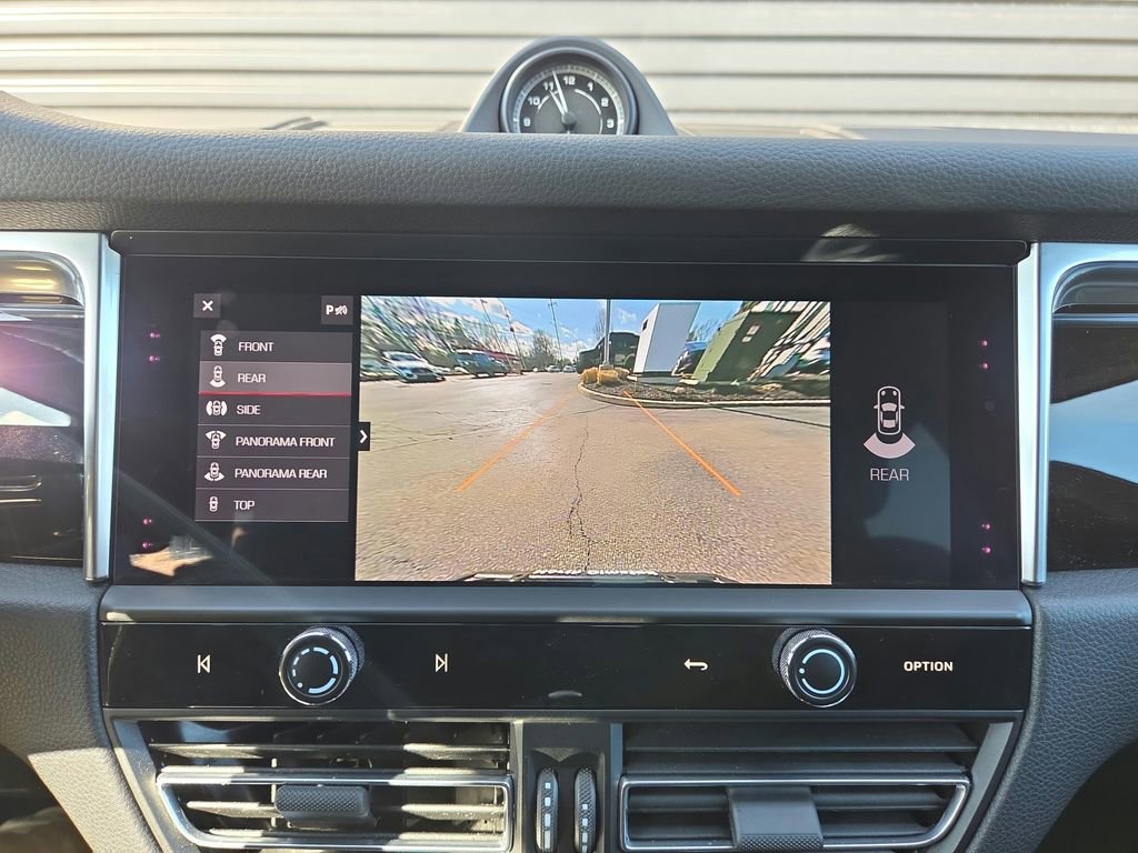 Certified 2022 Porsche Macan image 12