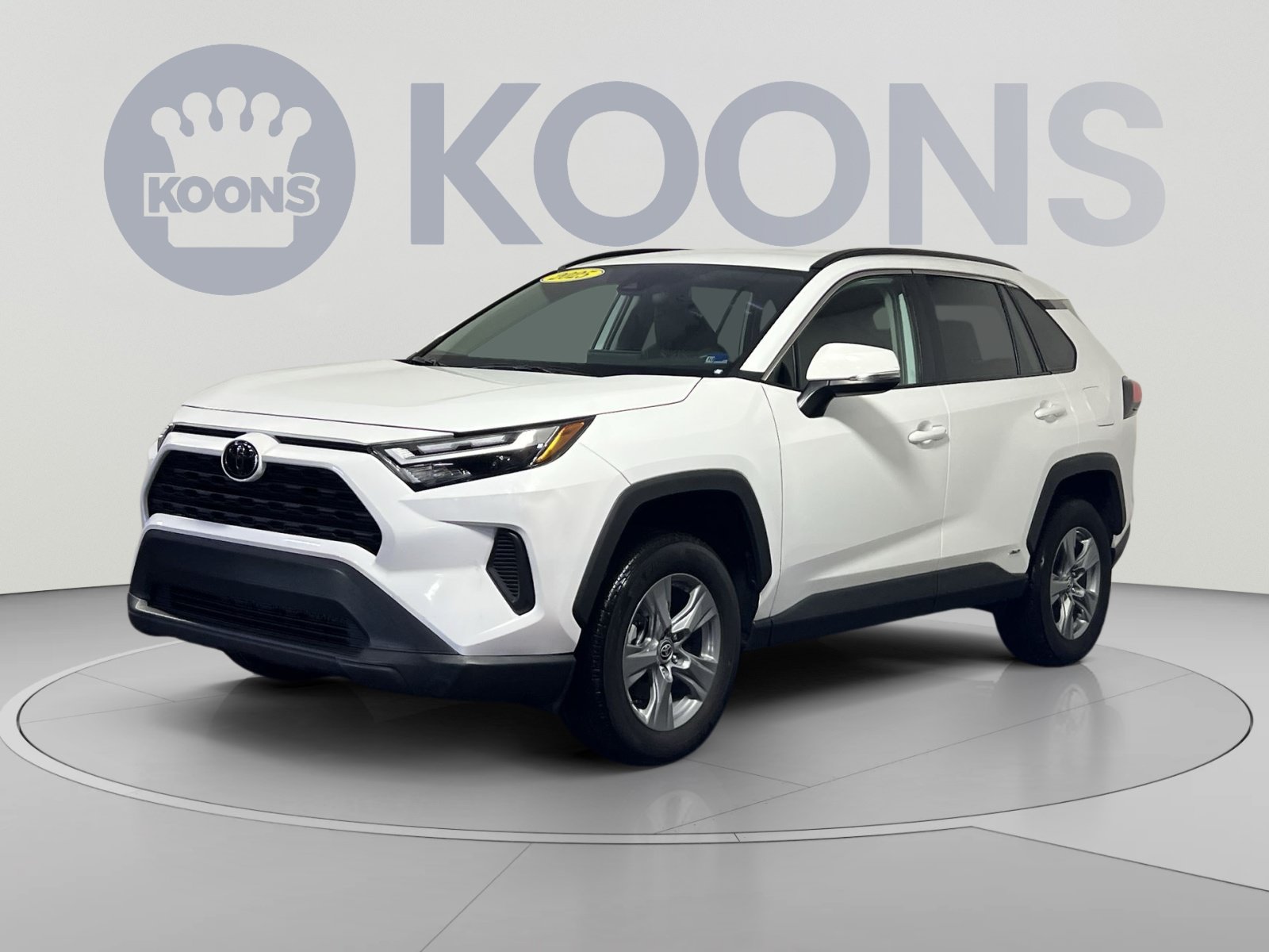 Used 2025 Toyota RAV4 XLE AWD/4WD image 1