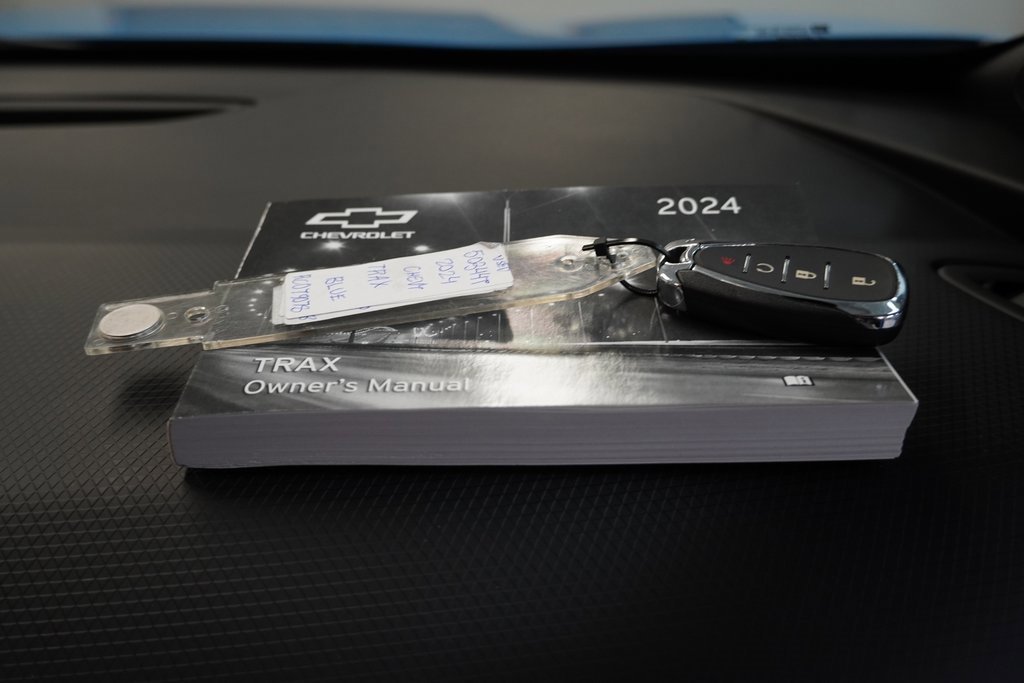 Used 2024 Chevrolet Trax RS w/ Sunroof Package image 37