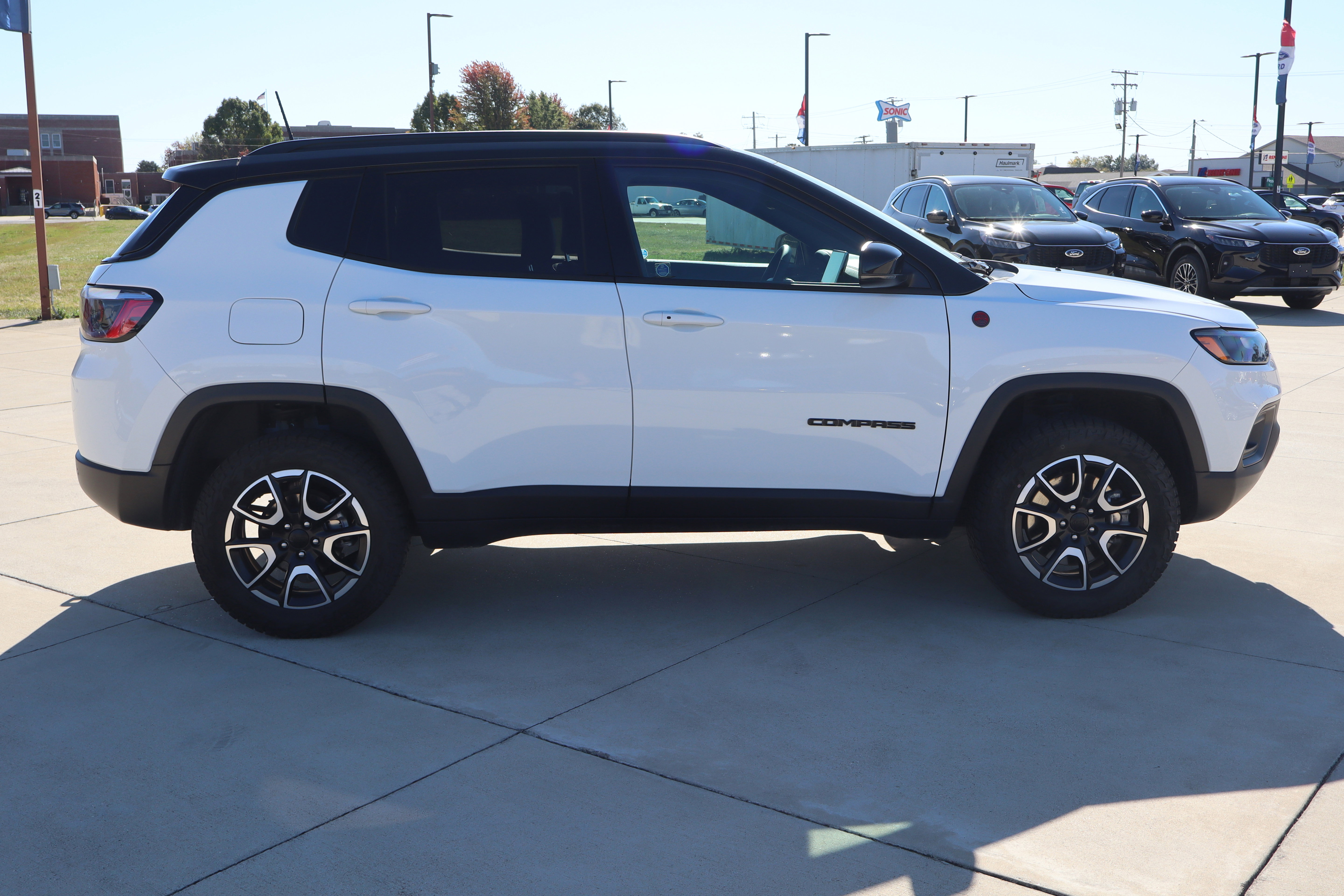 Used 2024 Jeep Compass Trailhawk w/ Trailhawk Convenience Group image 5