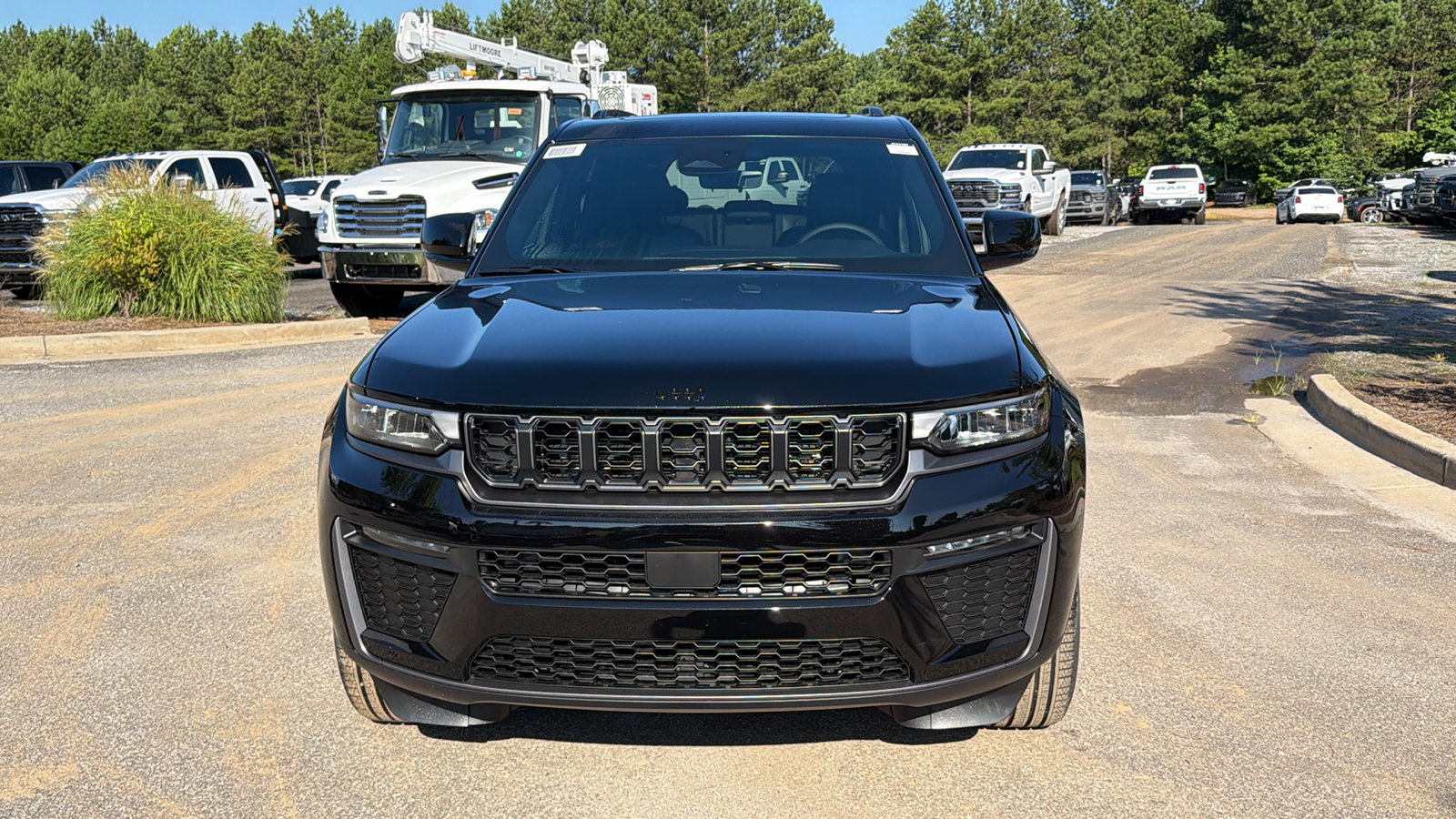 New 2026 Jeep Grand Cherokee Limited w/ Limited Altitude Package AWD/4WD image 3