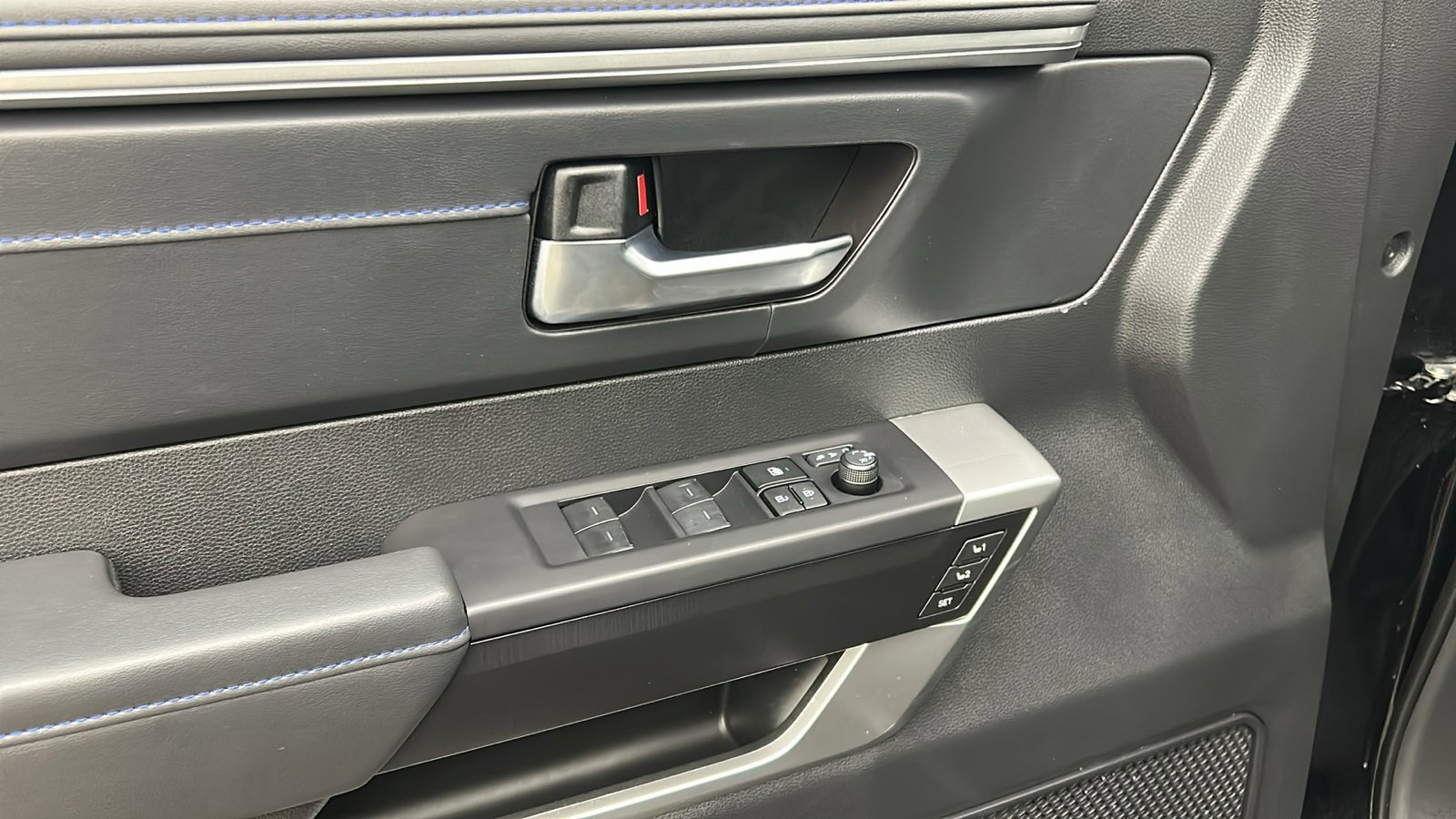 Used 2025 Toyota Sequoia Limited image 32