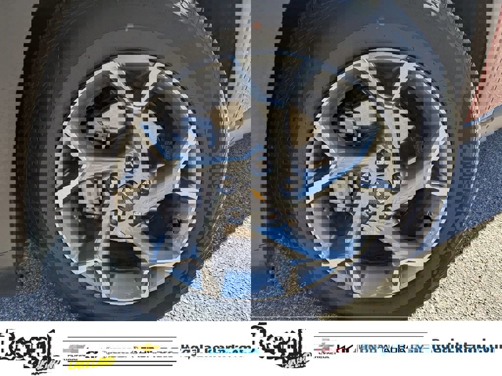 Used 2025 Chevrolet Trax LT w/ LT Convenience Package image 30