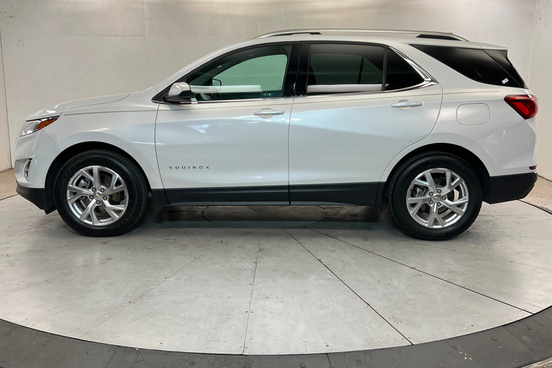 Used 2020 Chevrolet Equinox LT FWD image 2