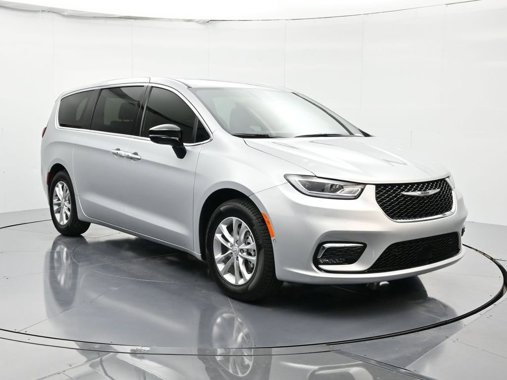 New 2026 Chrysler Pacifica Select image 3