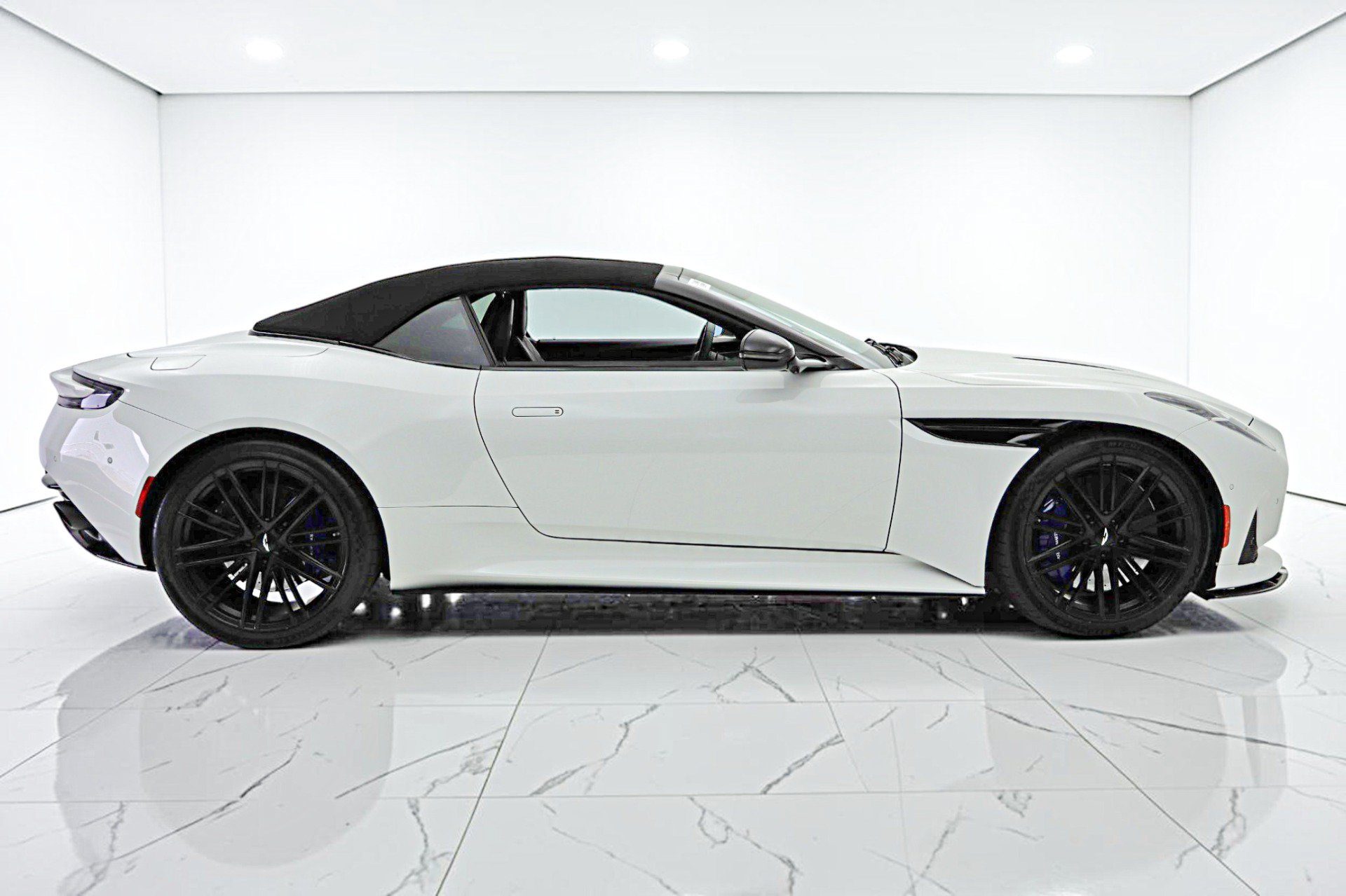 Used 2024 Aston Martin DB12 Convertible RWD image 30