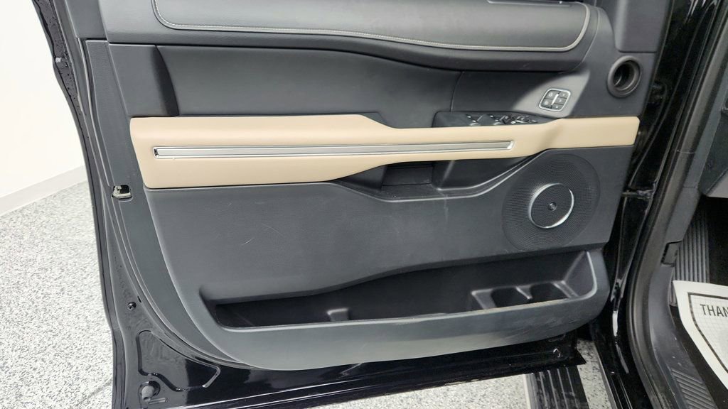 Used 2022 Ford Expedition Max Limited image 11