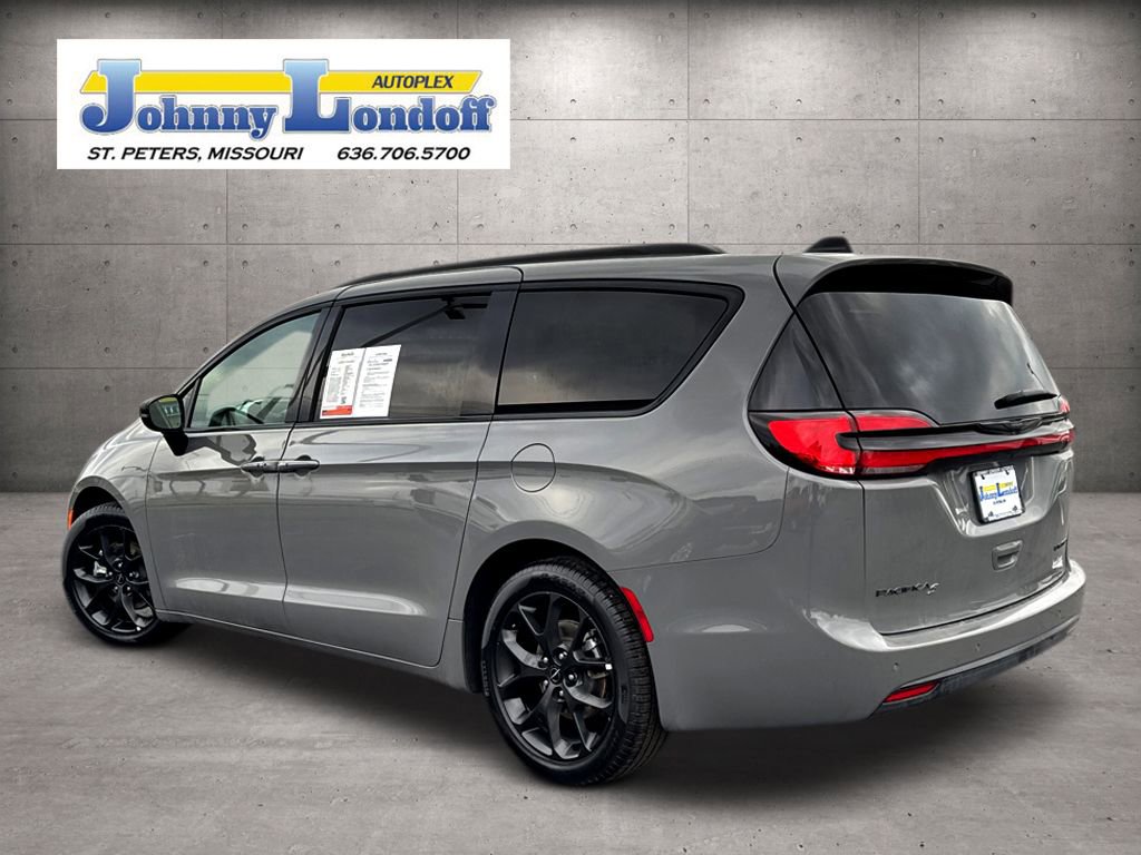 Used 2025 Chrysler Pacifica Limited image 3