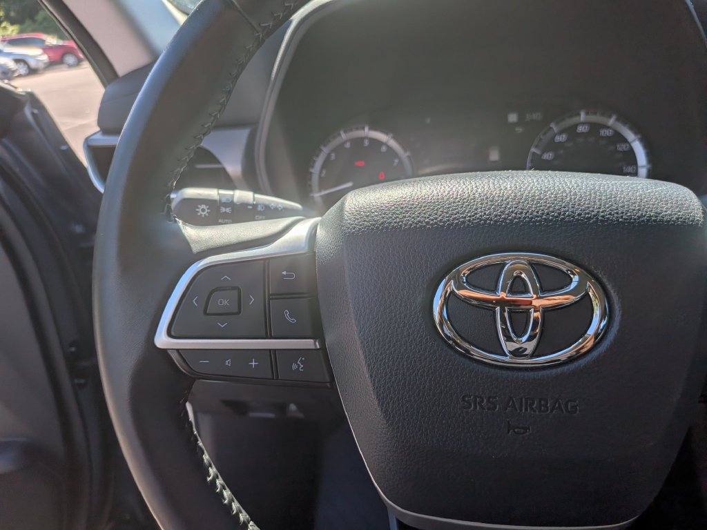 Used 2024 Toyota Highlander LE AWD/4WD image 15