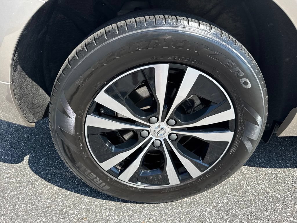 Used 2024 Volvo XC60 B5 Core AWD/4WD image 9