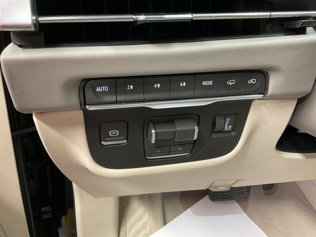 Used 2026 Cadillac Escalade Platinum Luxury AWD/4WD image 12