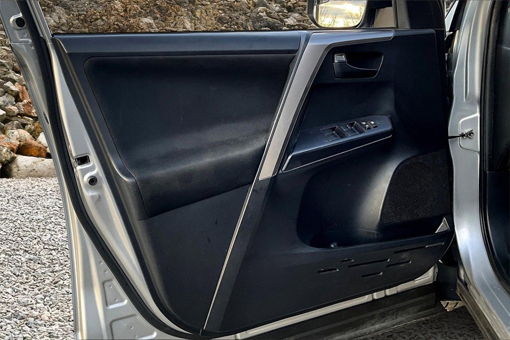 Used 2018 Toyota RAV4 LE w/ Carpet Mat Package image 19