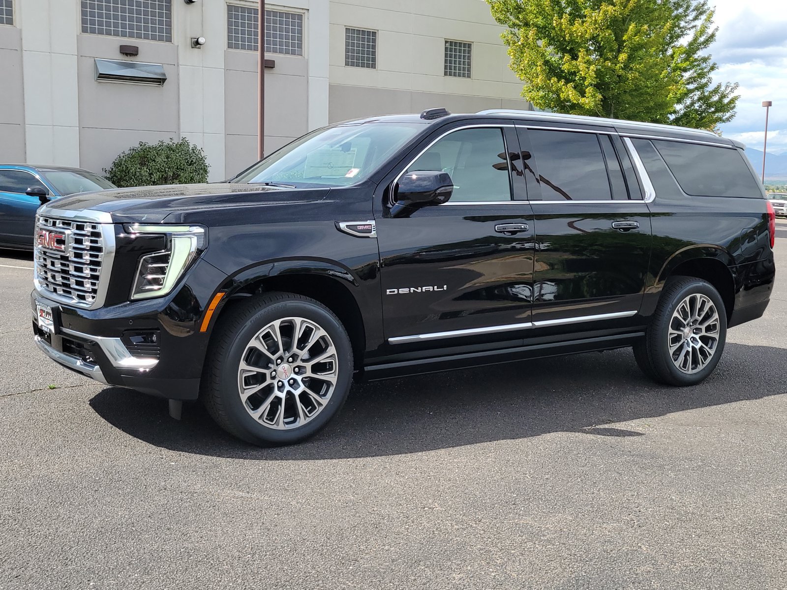 New 2026 GMC Yukon XL Denali w/ Denali Reserve Package AWD/4WD image 4