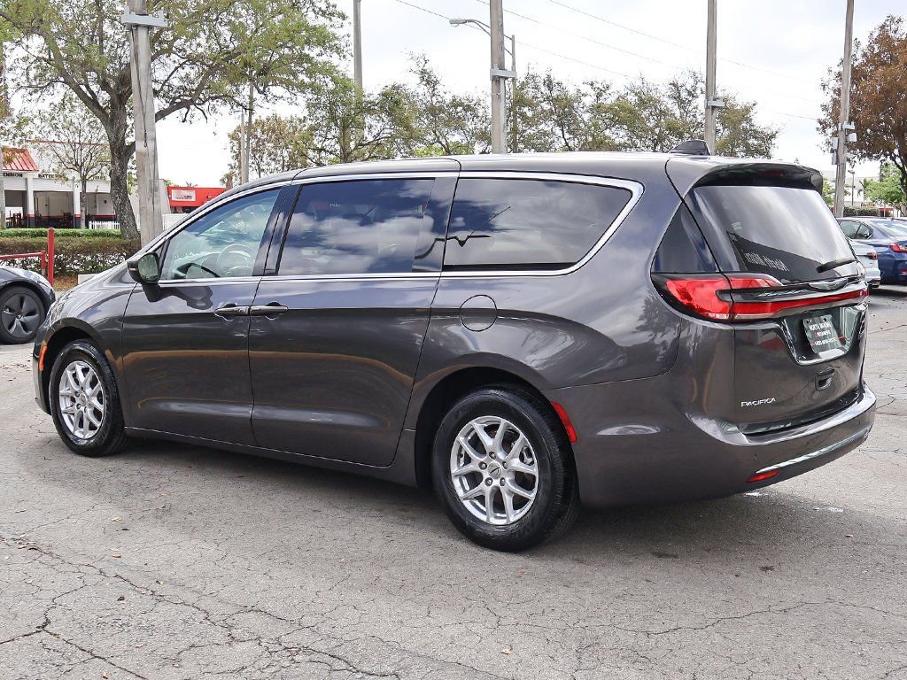 Used 2023 Chrysler Pacifica Touring-L FWD image 10