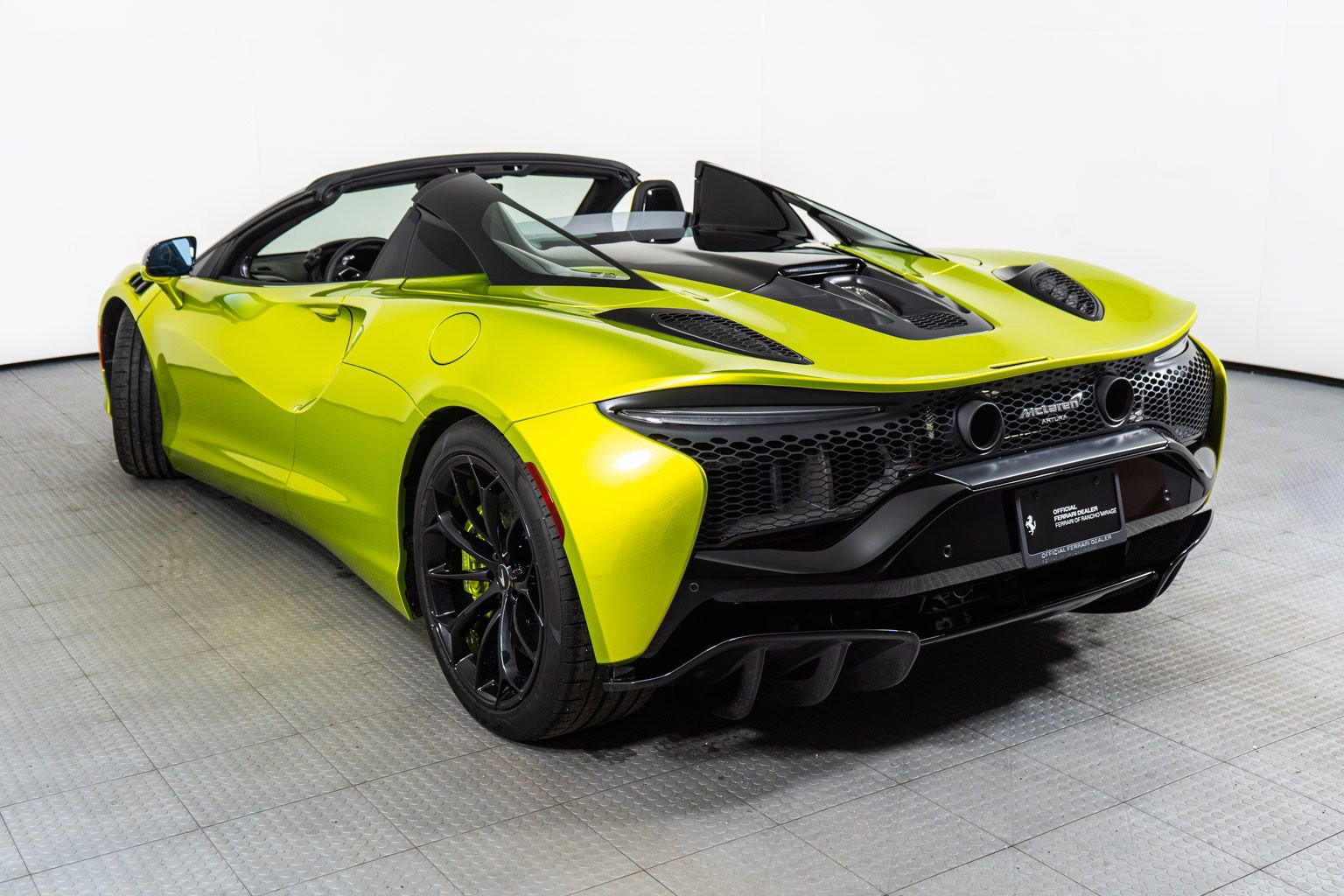 Used 2025 McLaren Artura Spider image 2