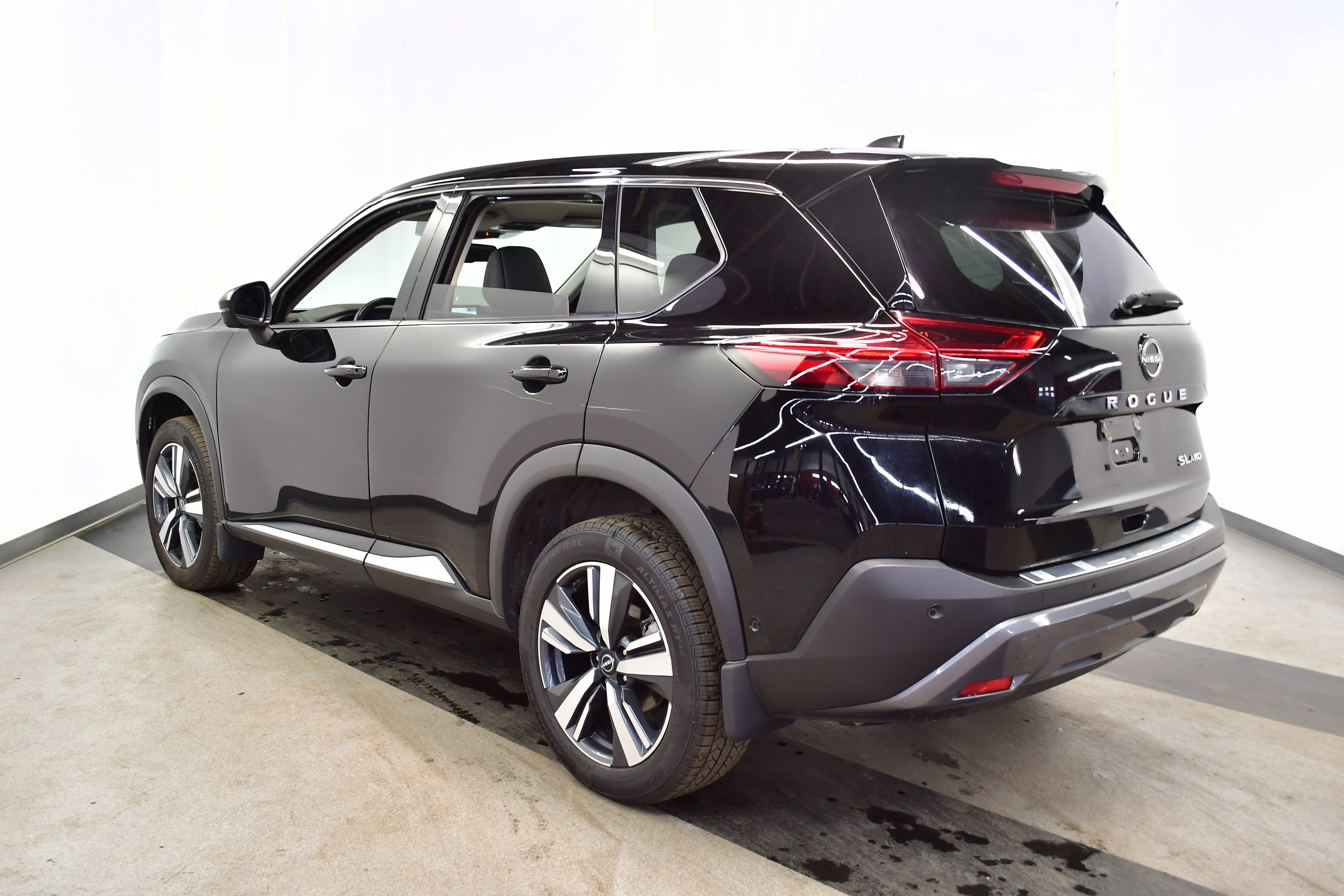 Used 2023 Nissan Rogue SL w/ SL Premium Package image 5
