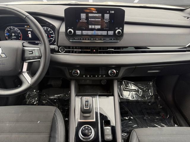 Used 2023 Mitsubishi Outlander SE Black Edition image 3