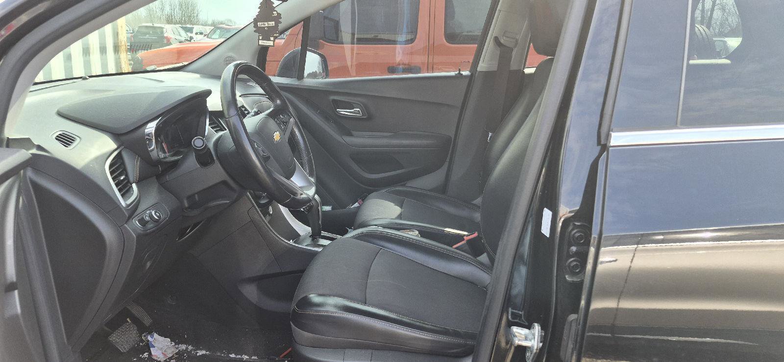 Used 2019 Chevrolet Trax LT w/ LT Convenience Package image 2