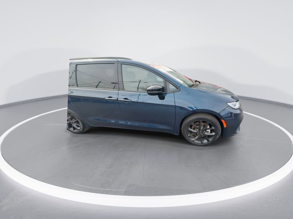 Used 2025 Chrysler Pacifica Limited FWD image 2