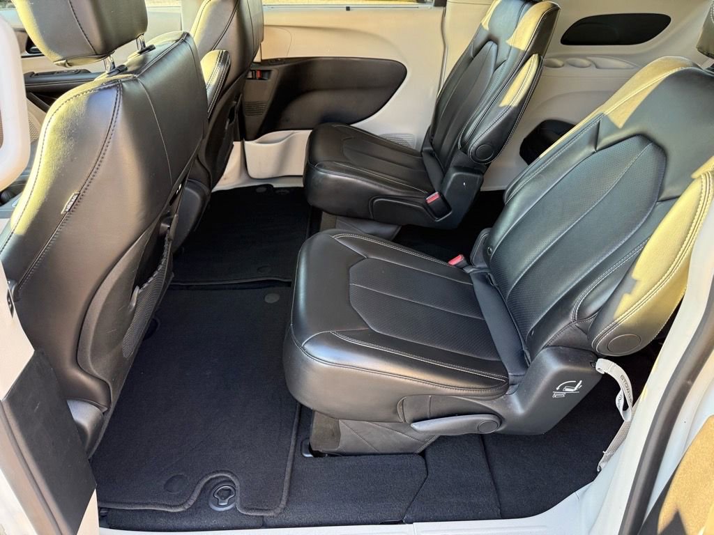 Used 2024 Chrysler Pacifica Touring-L image 12