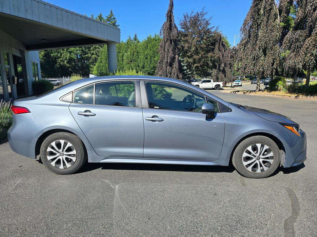 Used 2022 Toyota Corolla LE w/ Premium Interior Package FWD image 3